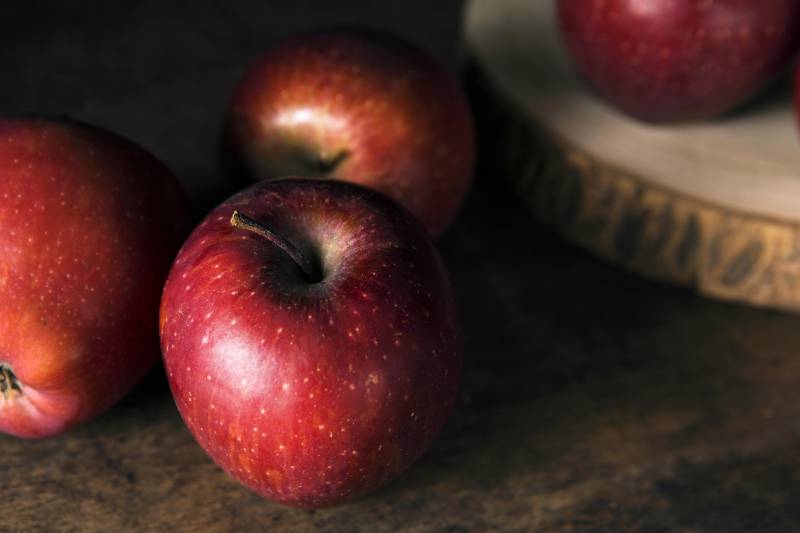 Astuces simples et efficaces pour conserver vos pommes fraîches et croquantes plus longtemps.